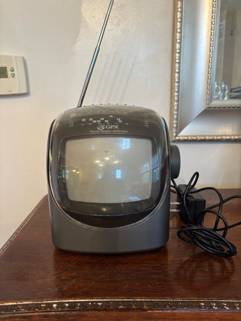 GPX Portable AM/FM Radio with Built-In Screen - Black